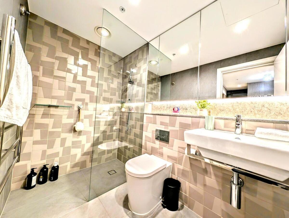 Luxurious &cozy With Pool And Gym In Cbd Apartment