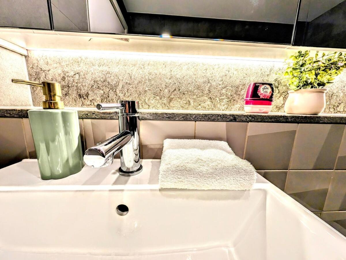 Luxurious &cozy With Pool And Gym In Cbd Apartment Sydney